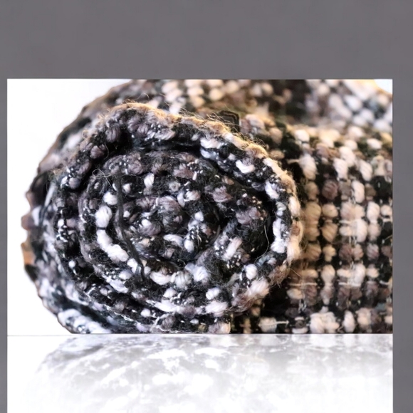 LE CHATEAU WOMENS BLA K & WHITE ROSE ON SIDE HAT - Picture 3 of 11